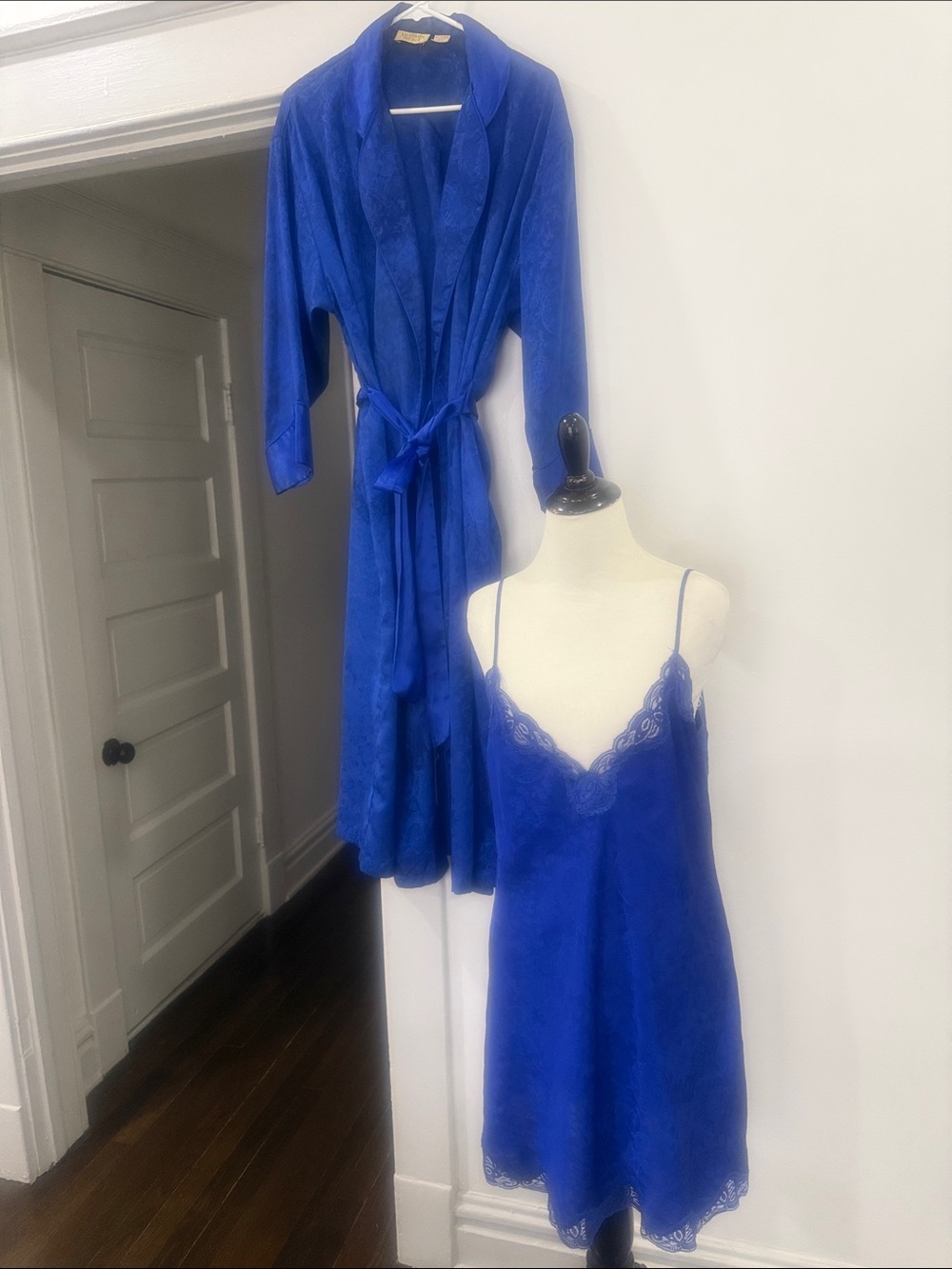 Vntg Victoria’s Secret Gold Label Blue Lace Trim Satin Robe & Chemise Set M/SP - Picture 2 of 10
